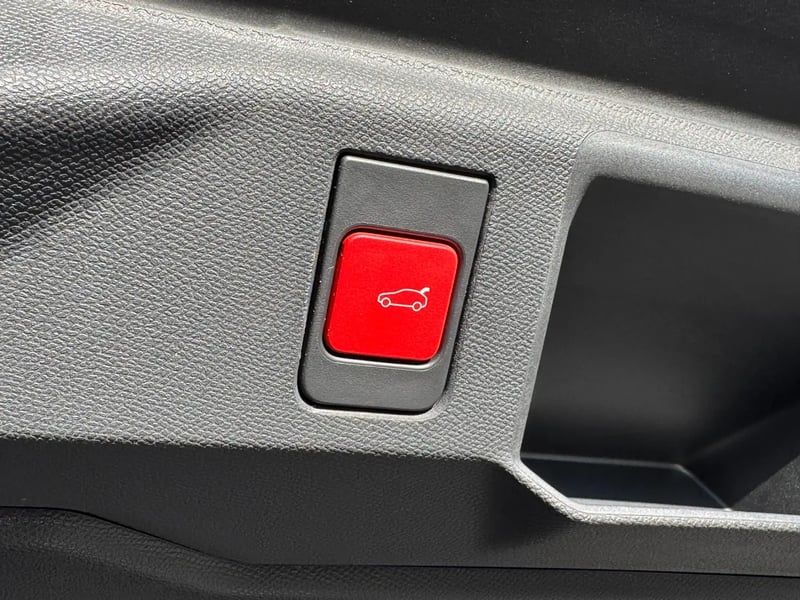 Photo de la voiture PEUGEOT 5008 Hybrid 136 e-DCS6 GT