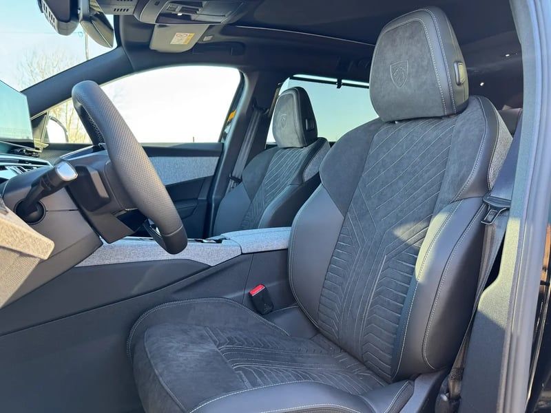 Photo de la voiture PEUGEOT 5008 Hybrid 136 e-DCS6 GT