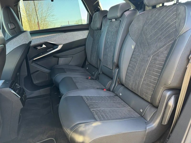 Photo de la voiture PEUGEOT 5008 Hybrid 136 e-DCS6 GT