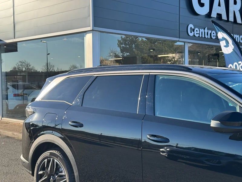 Photo de la voiture PEUGEOT 5008 Hybrid 136 e-DCS6 GT