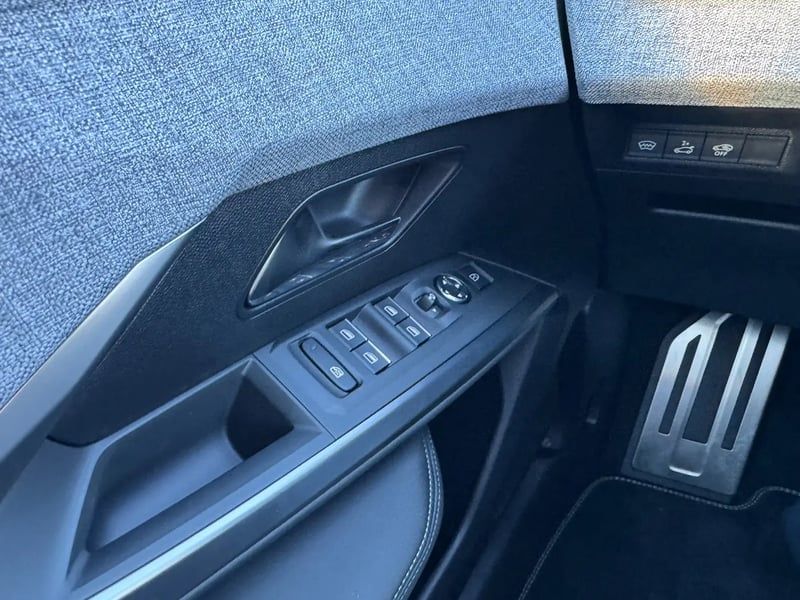 Photo de la voiture PEUGEOT 5008 Hybrid 136 e-DCS6 GT