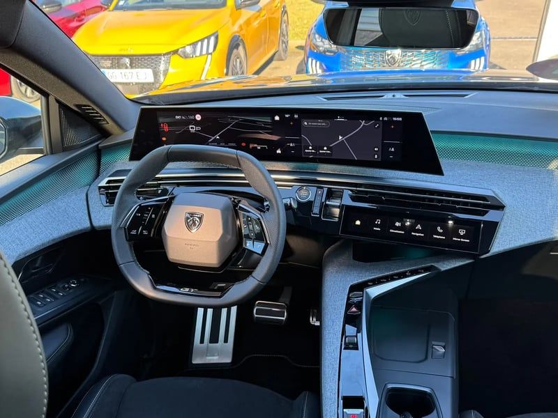 Photo de la voiture PEUGEOT 5008 Hybrid 136 e-DCS6 GT