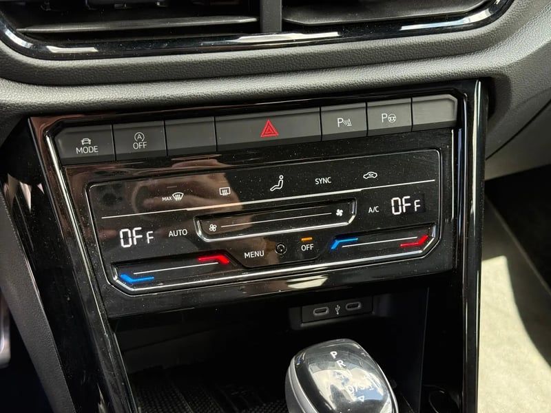 Photo de la voiture VOLKSWAGEN T-ROC 1.5 TSI EVO2 150 Start/Stop DSG7 R-Line