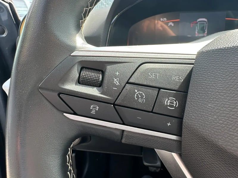 Photo de la voiture SEAT ARONA 1.0 TSI 110 ch Start/Stop BVM6 Style Business