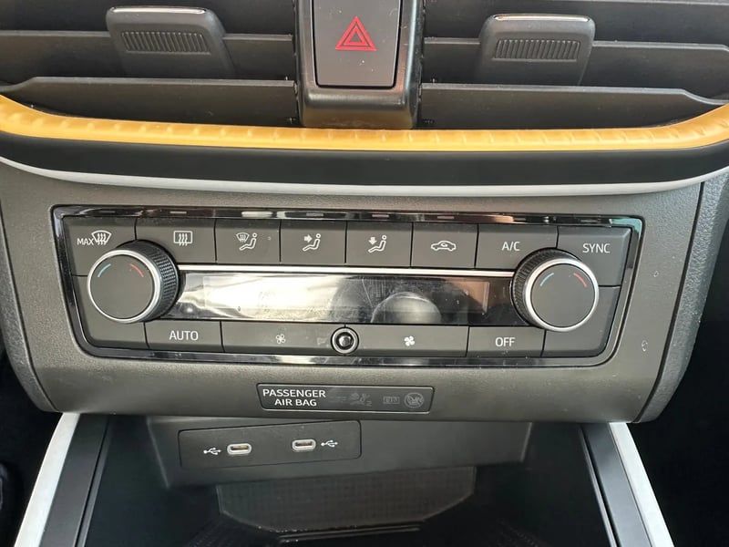 Photo de la voiture SEAT ARONA 1.0 TSI 110 ch Start/Stop BVM6 Style Business