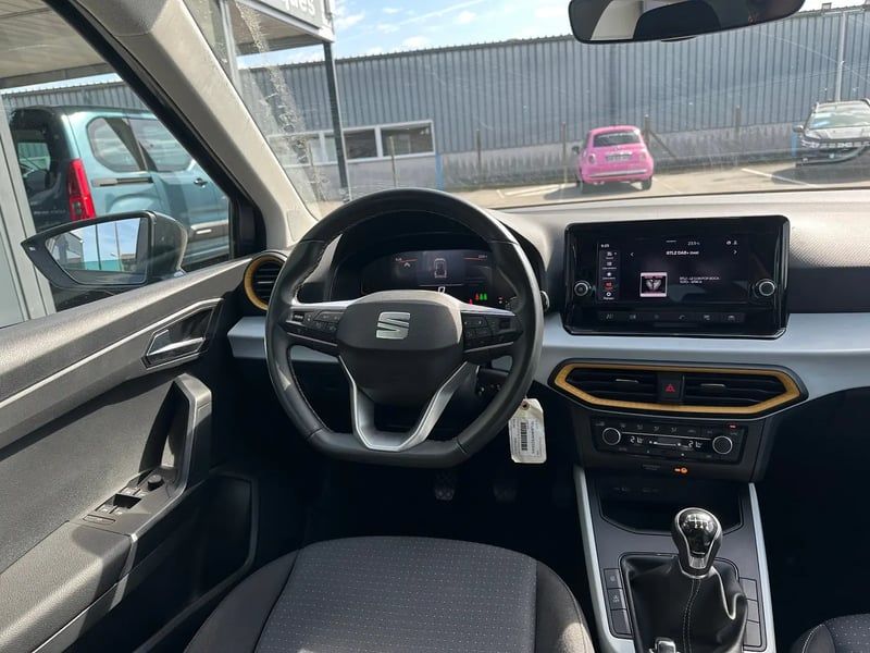 Photo de la voiture SEAT ARONA 1.0 TSI 110 ch Start/Stop BVM6 Style Business