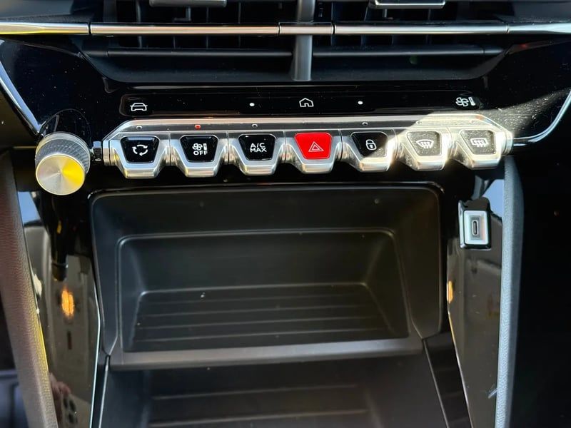 Photo de la voiture PEUGEOT 208 Hybrid 100 e-DCS6 Style