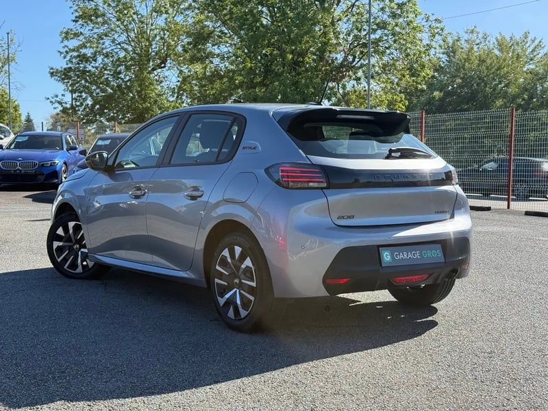 Photo de la voiture PEUGEOT 208 Hybrid 100 e-DCS6 Style