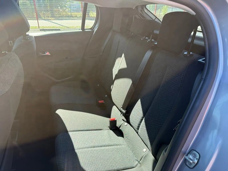 Photo de la voiture PEUGEOT 208 Hybrid 100 e-DCS6 Style