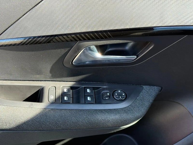 Photo de la voiture PEUGEOT 208 Hybrid 100 e-DCS6 Style