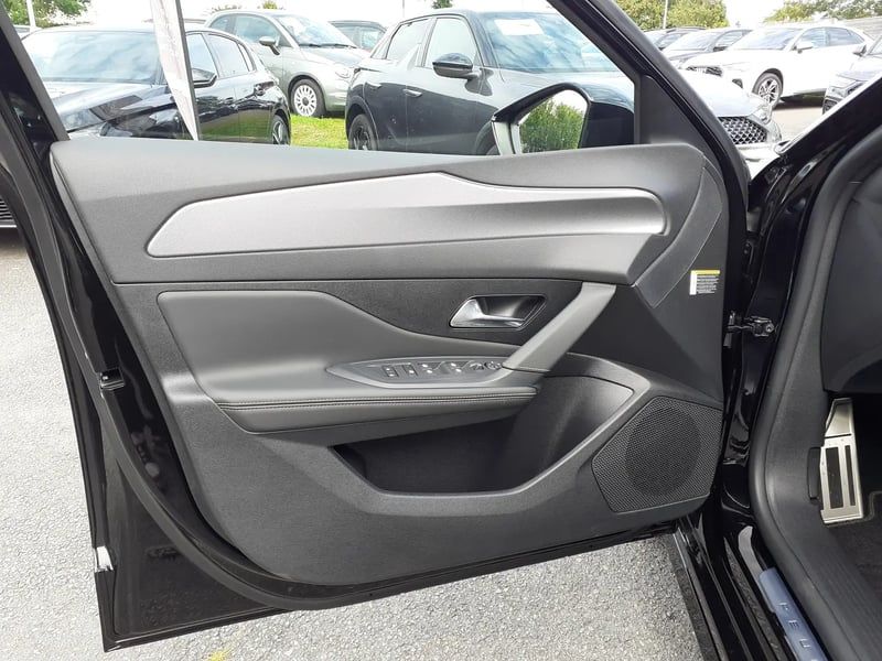 Photo de la voiture PEUGEOT 308 PHEV 180 e-EAT8 GT