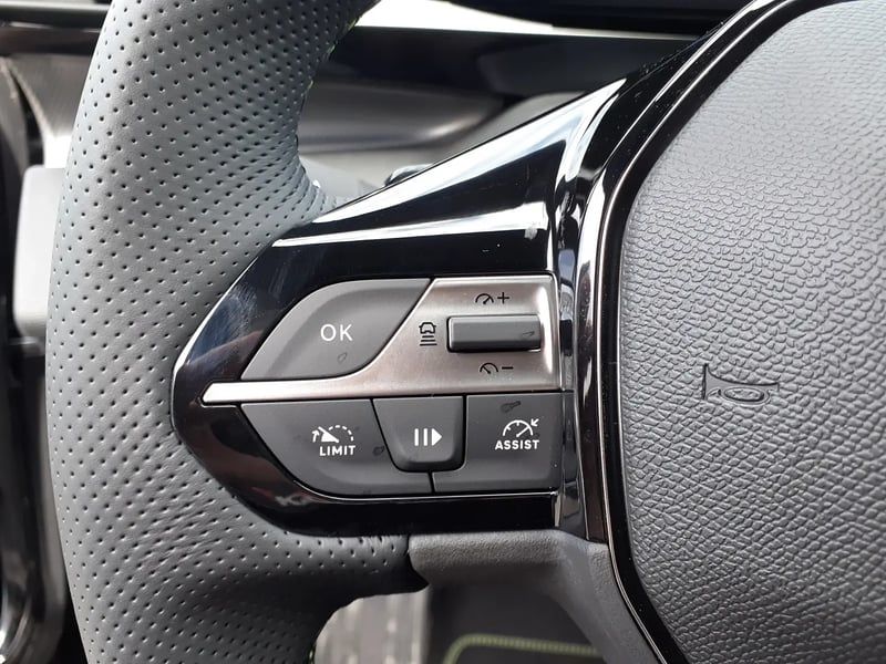 Photo de la voiture PEUGEOT 308 PHEV 180 e-EAT8 GT