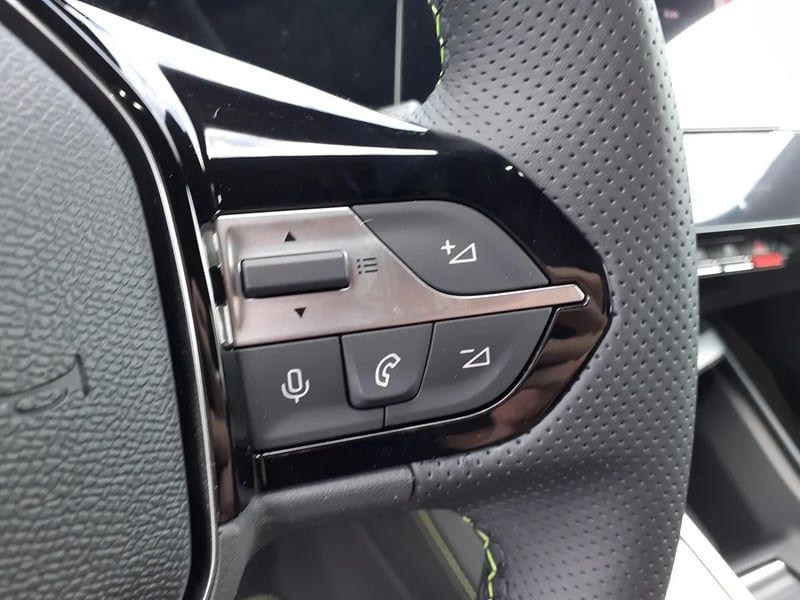 Photo de la voiture PEUGEOT 308 PHEV 180 e-EAT8 GT