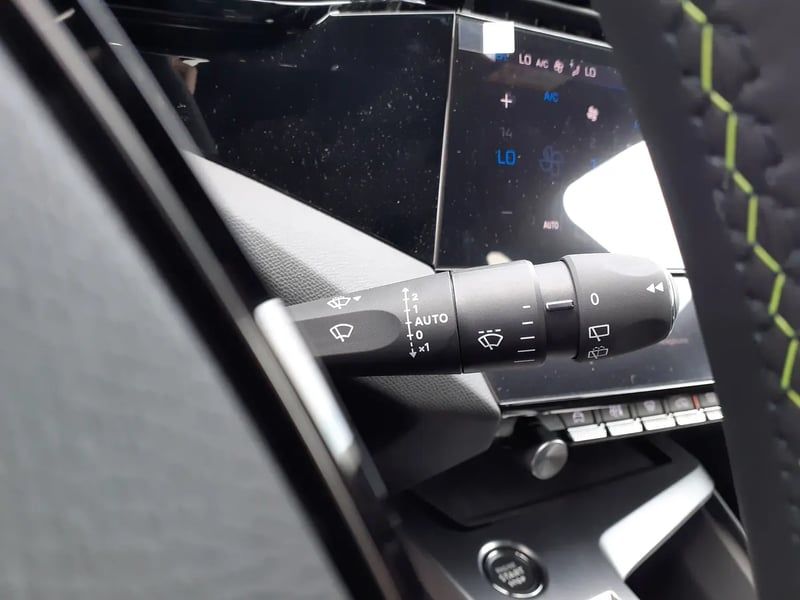 Photo de la voiture PEUGEOT 308 PHEV 180 e-EAT8 GT