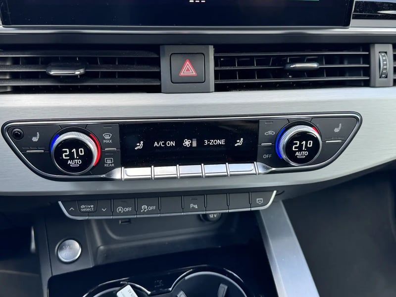 Photo de la voiture AUDI A4 AVANT 35 TDI 163 S tronic 7 S line