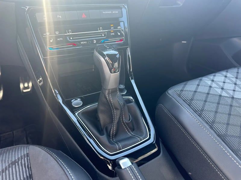 Photo de la voiture VOLKSWAGEN T-CROSS 1.0 TSI 116 Start/Stop DSG7 R-Line Edition