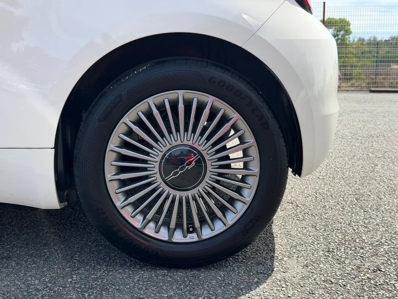 Photo de la voiture FIAT 500e BERLINE 500 e 118 ch Nouvelle 500