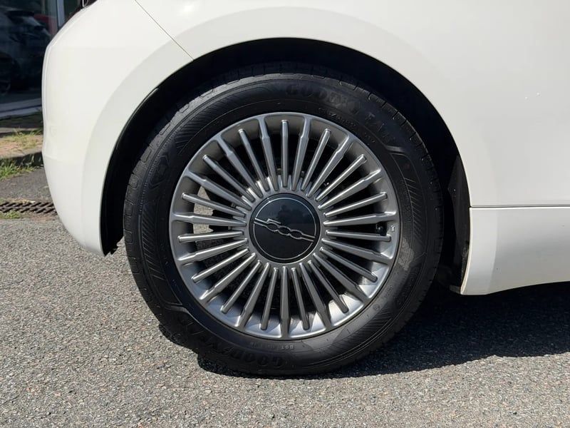 Photo de la voiture FIAT 500e BERLINE 500 e 118 ch Nouvelle 500
