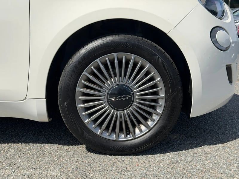 Photo de la voiture FIAT 500e BERLINE 500 e 118 ch Nouvelle 500