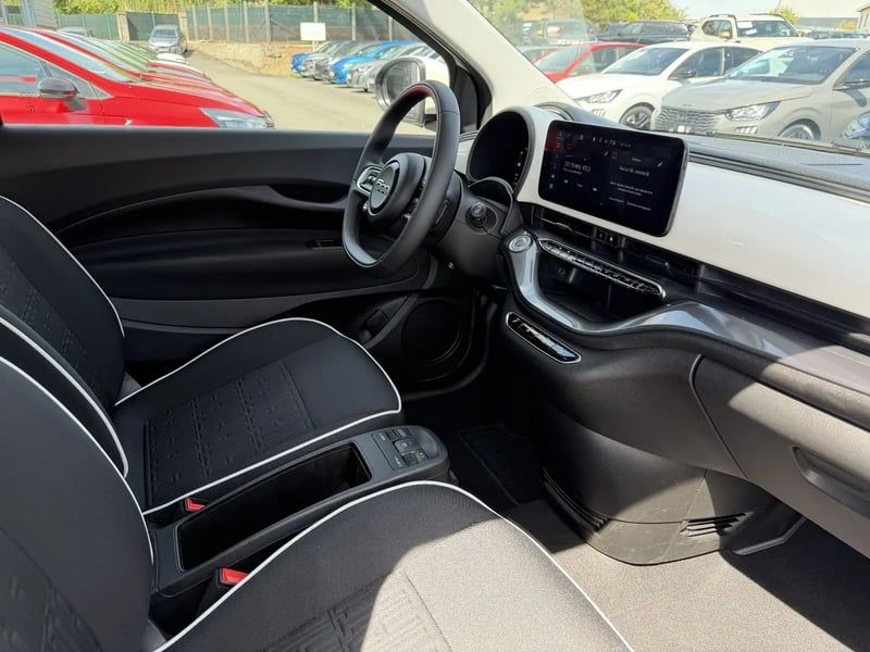 Photo de la voiture FIAT 500e BERLINE 500 e 118 ch Nouvelle 500