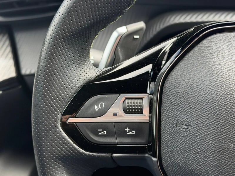 Photo de la voiture PEUGEOT 2008 PureTech 130 S&S EAT8 GT