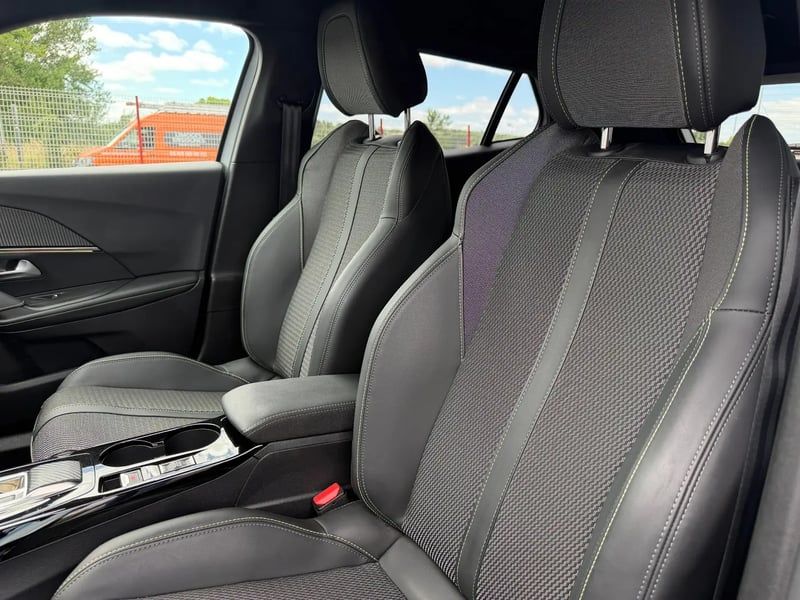 Photo de la voiture PEUGEOT 2008 PureTech 130 S&S EAT8 GT