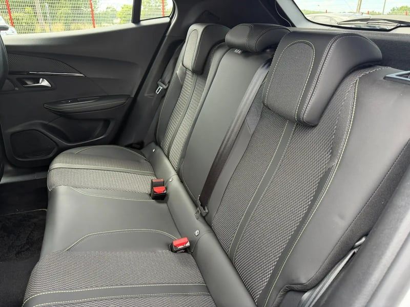 Photo de la voiture PEUGEOT 2008 PureTech 130 S&S EAT8 GT