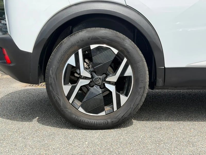 Photo de la voiture PEUGEOT 2008 PureTech 130 S&S EAT8 GT