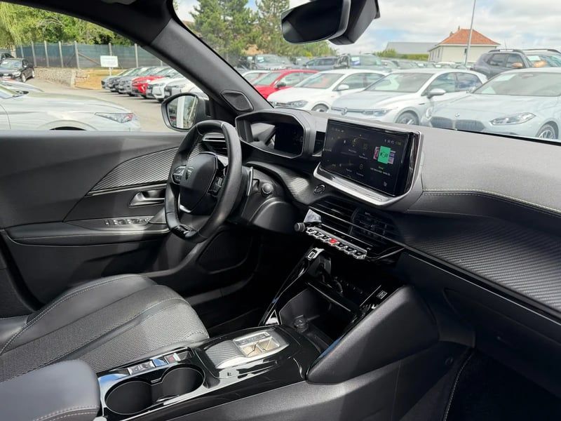 Photo de la voiture PEUGEOT 2008 PureTech 130 S&S EAT8 GT