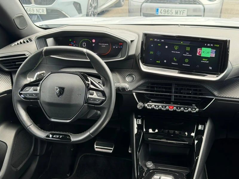 Photo de la voiture PEUGEOT 2008 PureTech 130 S&S EAT8 GT