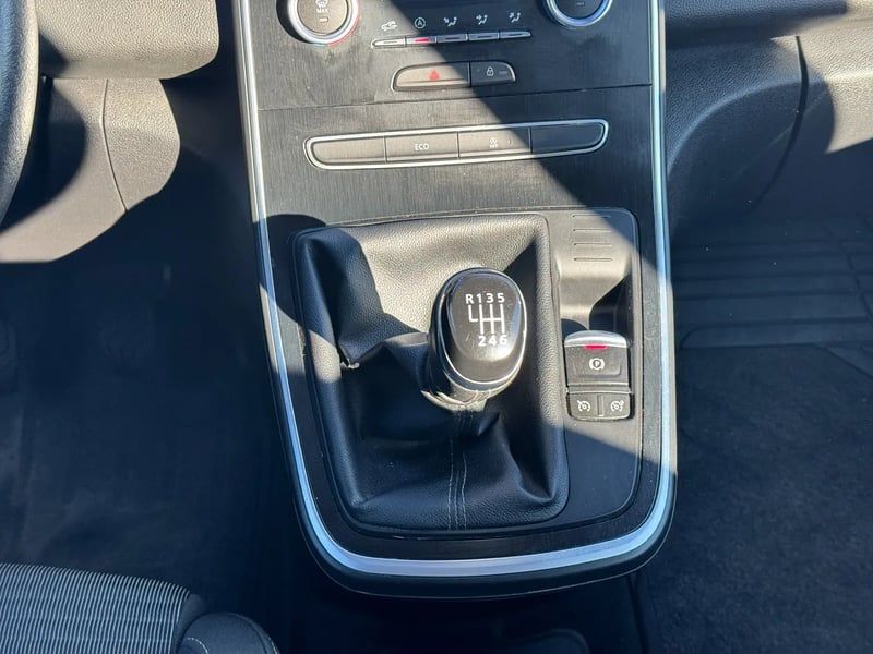 Photo de la voiture RENAULT SCENIC IV TCe 130 Energy Zen