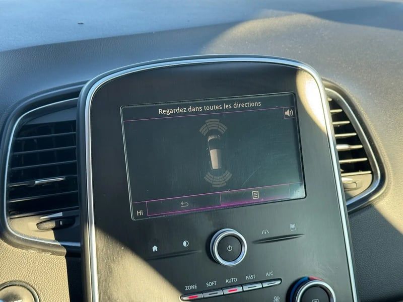 Photo de la voiture RENAULT SCENIC IV TCe 130 Energy Zen