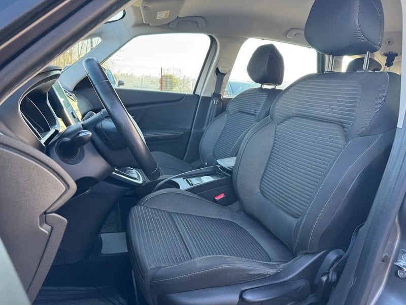 Photo de la voiture RENAULT SCENIC IV TCe 130 Energy Zen