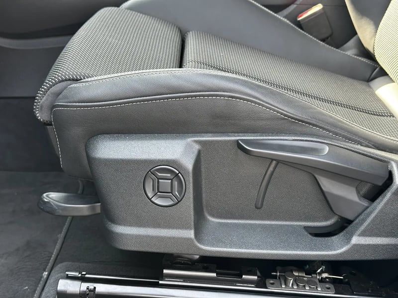 Photo de la voiture AUDI Q3 35 TDI 150 ch S tronic 7 S line