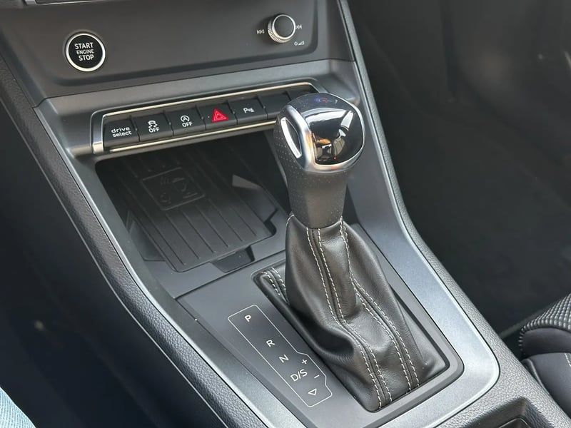 Photo de la voiture AUDI Q3 35 TDI 150 ch S tronic 7 S line