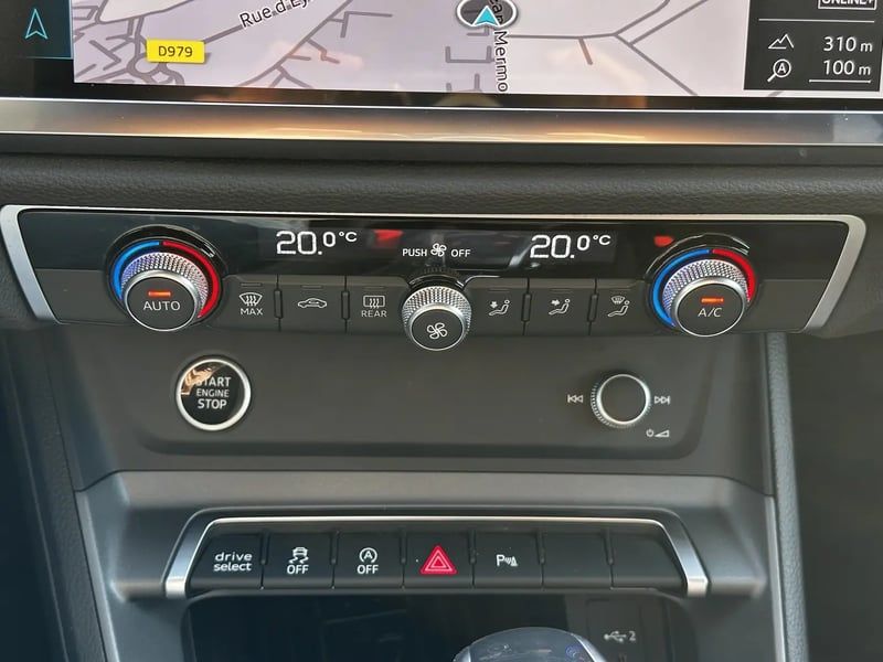 Photo de la voiture AUDI Q3 35 TDI 150 ch S tronic 7 S line