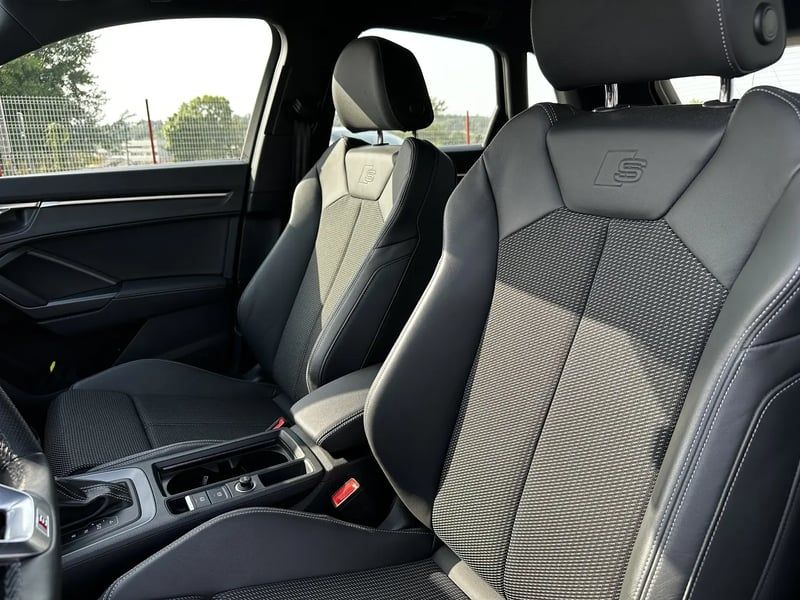 Photo de la voiture AUDI Q3 35 TDI 150 ch S tronic 7 S line