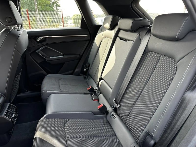 Photo de la voiture AUDI Q3 35 TDI 150 ch S tronic 7 S line