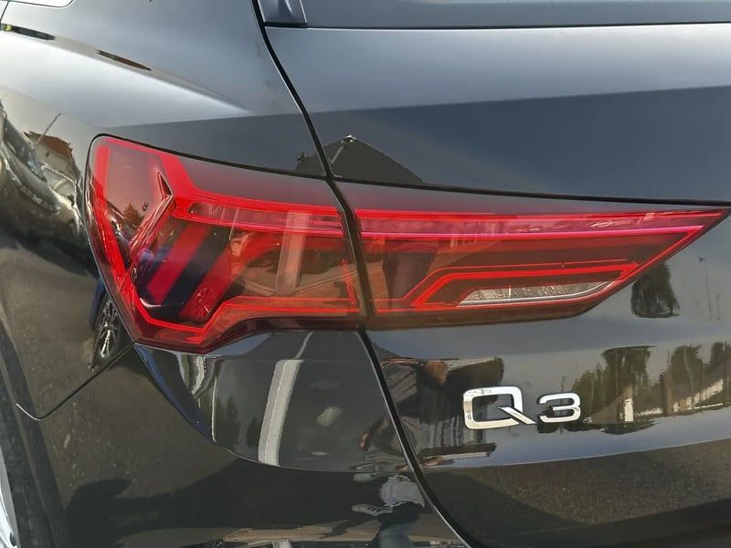 Photo de la voiture AUDI Q3 35 TDI 150 ch S tronic 7 S line