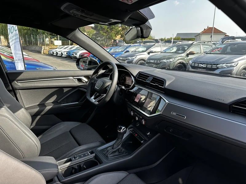 Photo de la voiture AUDI Q3 35 TDI 150 ch S tronic 7 S line