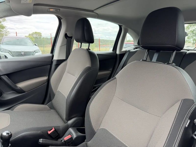 Photo de la voiture CITROEN C3 PureTech 82 Confort