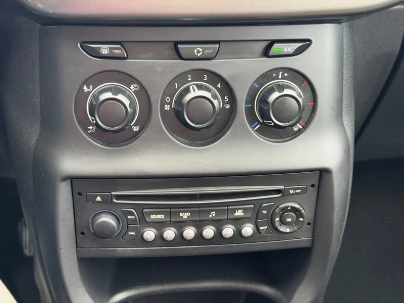 Photo de la voiture CITROEN C3 PureTech 82 Confort