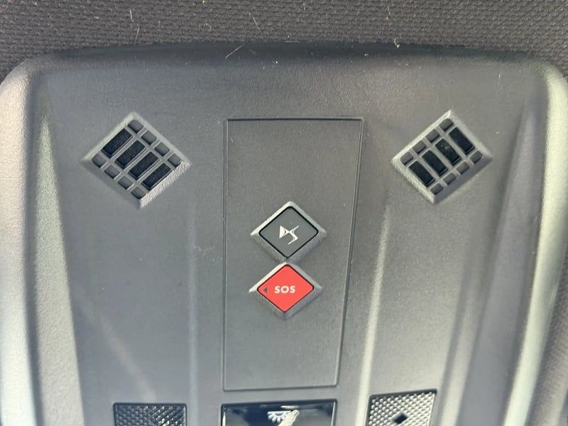 Photo de la voiture DS DS 3 CROSSBACK DS3 Crossback BlueHDi 130 EAT8 Performance Line+