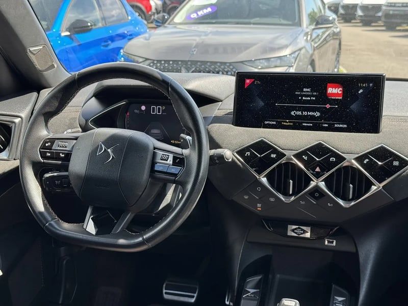 Photo de la voiture DS DS 3 CROSSBACK DS3 Crossback BlueHDi 130 EAT8 Performance Line+