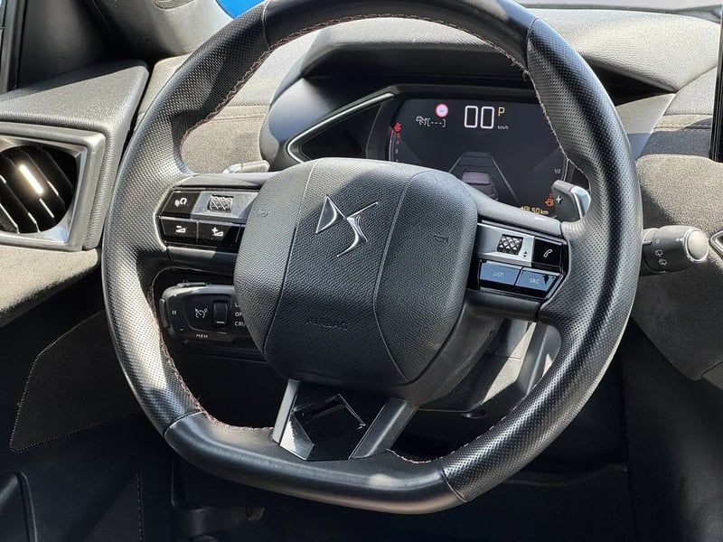 Photo de la voiture DS DS 3 CROSSBACK DS3 Crossback BlueHDi 130 EAT8 Performance Line+