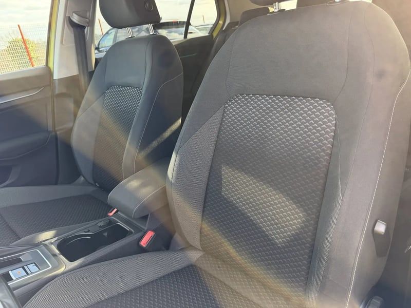 Photo de la voiture VOLKSWAGEN GOLF 1.5 eTSI OPF 130 DSG7 Active