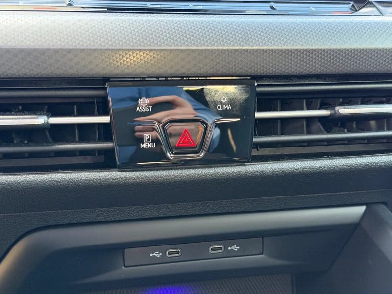 Photo de la voiture VOLKSWAGEN GOLF 1.5 eTSI OPF 130 DSG7 Active