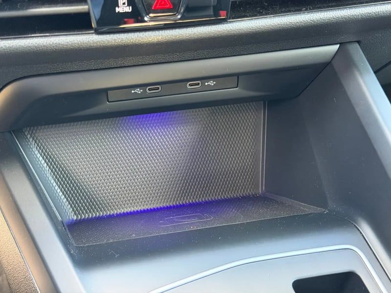 Photo de la voiture VOLKSWAGEN GOLF 1.5 eTSI OPF 130 DSG7 Active