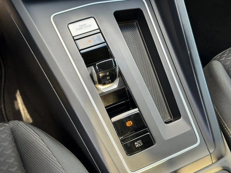 Photo de la voiture VOLKSWAGEN GOLF 1.5 eTSI OPF 130 DSG7 Active