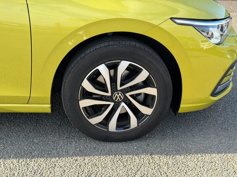 Photo de la voiture VOLKSWAGEN GOLF 1.5 eTSI OPF 130 DSG7 Active
